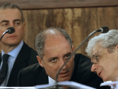 Camps habla con su abogado, Javier Boix, durante el juicio. Al fondo, Ricardo Costa. 