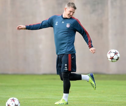 Schweinsteiger golpea el balón de tacón.