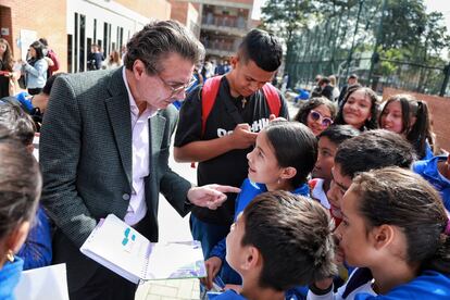 El ministro de Educación de Colombia, Alejandro Gaviria, en un evento de 'Escuela abraza la verdad', en el colegio Tabora en Engativá, Bogotá.