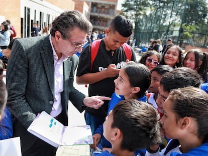 El ministro de Educación de Colombia, Alejandro Gaviria, en un evento de 'Escuela abraza la verdad', en el colegio Tabora en Engativá, Bogotá.