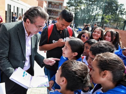 El ministro de Educación de Colombia, Alejandro Gaviria, en un evento de 'Escuela abraza la verdad', en el colegio Tabora en Engativá, Bogotá.