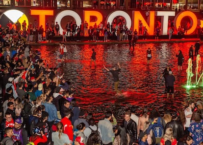 Aficionados de los Raptors celebran la victoria de su equipo en Toronto (Canadá).