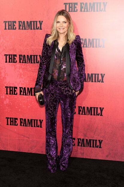 Michelle Pfeiffer deslumbró sobre la alfombra roja con este diseño de chaqueta y pantalón de Roberto Cavalli que completó con un pequeño clutch de Jimmy Choo y joyas de Rona Pfeiffer.