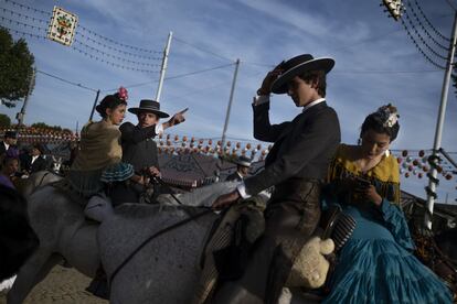 Una estampa típica es el jinete llevando el caballo y a la grupa una flamenca.
