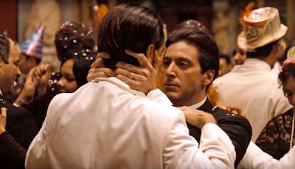 En esta escena de 'El Padrino II' (1974) ambientada en Nochevieja, Michael Corleone (Al Pacino) descubre que su hermano Fredo lo ha traicionado y le da el beso de la muerte. Hay mejores maneras de empezar el año que amenazando a tu familia. Por ejemplo, haciendo una lista de buenos propósitos.