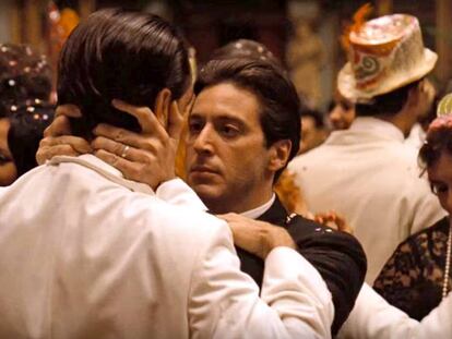 En esta escena de 'El Padrino II' (1974) ambientada en Nochevieja, Michael Corleone (Al Pacino) descubre que su hermano Fredo lo ha traicionado y le da el beso de la muerte. Hay mejores maneras de empezar el año que amenazando a tu familia. Por ejemplo, haciendo una lista de buenos propósitos.