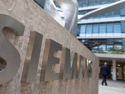 Vista del nombre y logo de la compañía Siemens AG en el exterior de la sede central.