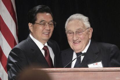 El ex secretario de Estado Henry Kissinger presenta a Hu Jintao en el Capitolio.