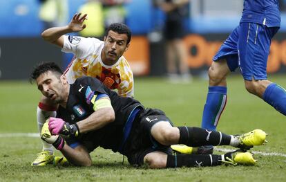 Buffon detiene el balón ante Pedro.