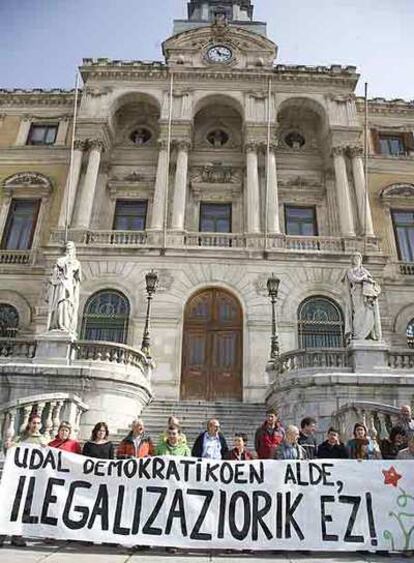 Protesta de la izquierda <i>abertzale</i> frente al Ayuntamiento de Bilbao.