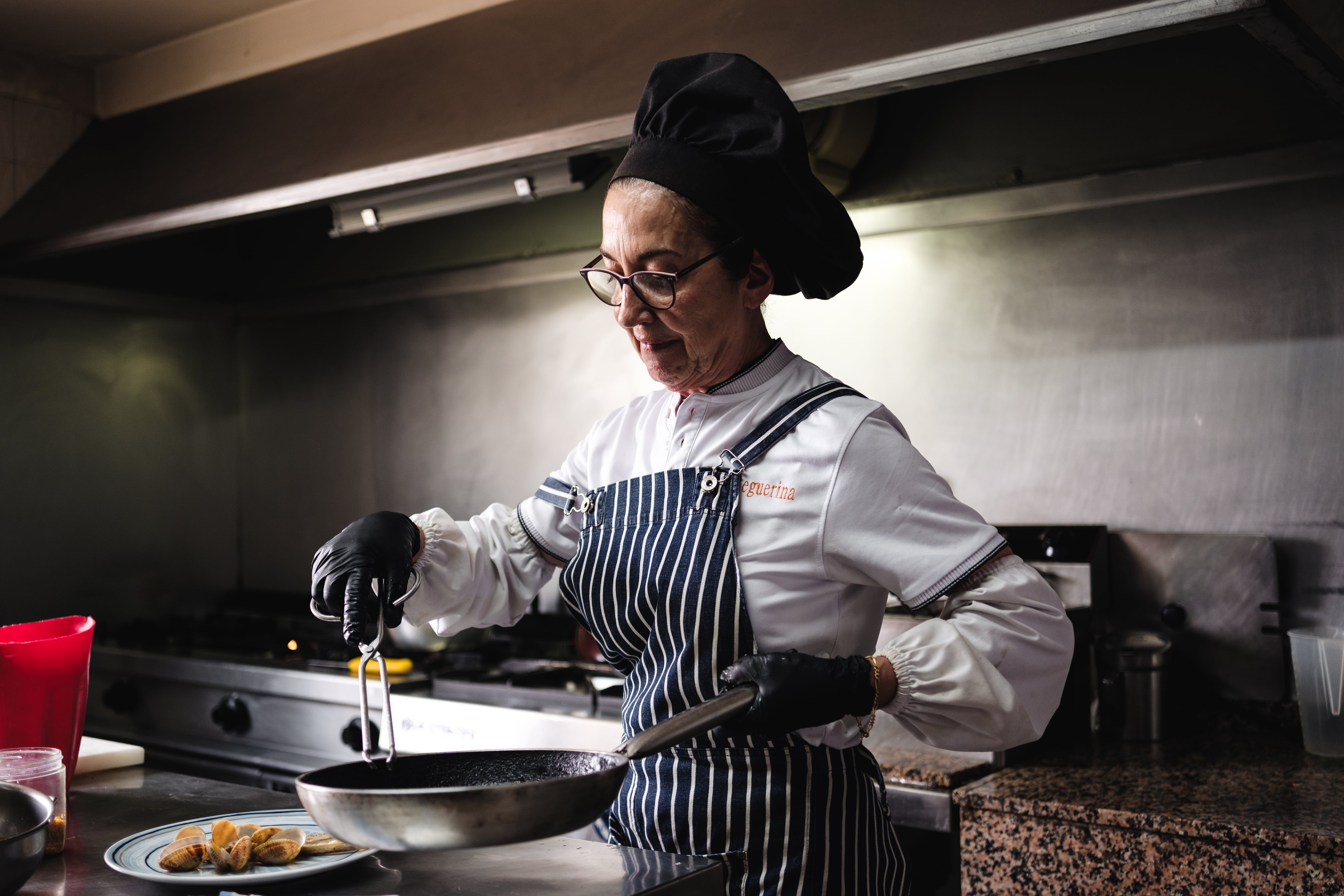 Maite Llosa, cocinera y propietaria de La Reguerina, en Villaviciosa (Asturias), preparando unas almejas .