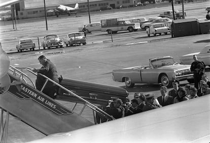 22 de noviembre de 1963. El féretro con los restos mortales del presidente John F. Kennedy es subido a bordo del avión presidencial con destino a Washington. 