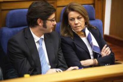 La presidenta regional, Maria Dolores de Cospedal, y el consejero de Hacienda, Arturo Romaní, hoy, durante el último pleno del año de las Cortes de Castilla La Mancha.