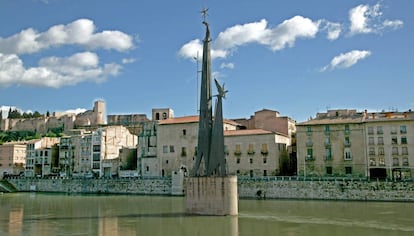 El monumento franquista en el Ebro a su paso por Tortosa.