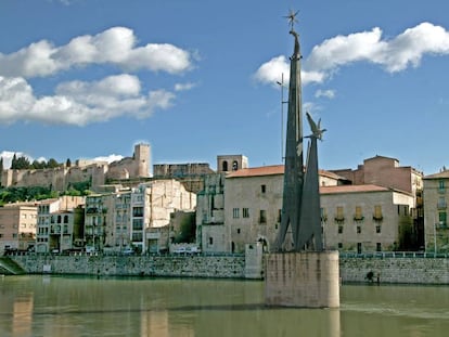 El monument franquista a l'Ebre al seu pas per Tortosa.