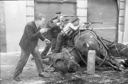 Un grupo de guardias de asalto apostados tras unos caballos muertos como barricada. La imagen de Centelles está tomada en la calle de la Diputación, de Barcelona, el 19 de julio de 1936.