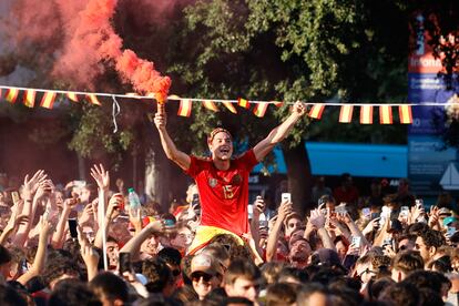 Aficionados ven la final de la Eurocopa en una pantalla gigante en la plaza de Cataluña de Barcelona.