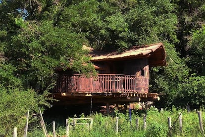 Además de tres casas rurales y una cocina que se nutre de su granja y huerto propios, este centro de agroturismo al noreste de Pamplona cuenta con una coqueta cabaña de 12 metros cuadrados, abrazada a un gran roble, a dos metros y medio de altura. Equipada con un váter seco (aunque no dispone de agua ni luz eléctrica), tiene capacidad para familias de cuatro miembros y un sistema de calefacción (de aire) para poder disfrutarla en los meses más fríos. Precio: desde 80 euros (dos personas). <a href="http://www.casaruralennavarra.com/" target="_blank">casaruralennavarra.com</a>