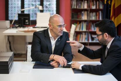 Raül Romeva con el secretario de exteriores saliente, Roger Albinana.