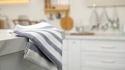 Un trapo sobre la encimera de una cocina.