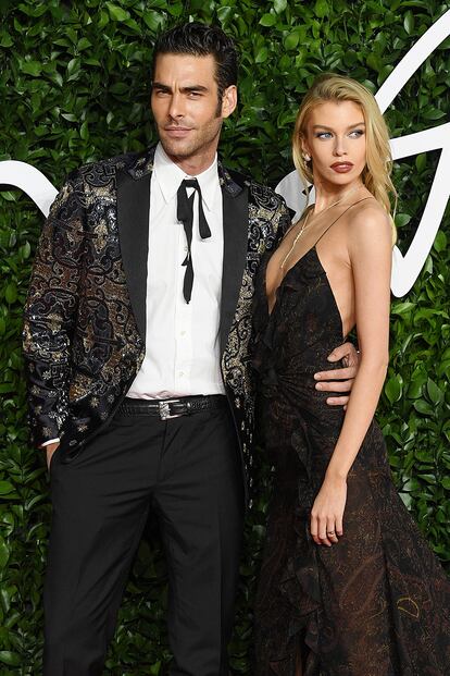 Jon Kortajarena, con traje de Etro, y la modelo Stella Maxwell.