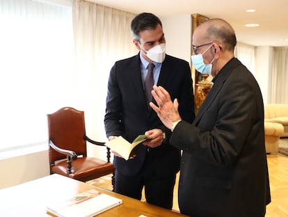 El presidente del Gobierno, Pedro Sánchez, y el cardenal y arzobispo Juan José Omella, este lunes en la sede de la Conferencia Episcopal.