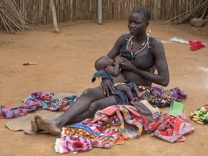 Una madre de la tribu larim amamantando a su hijo, en Imatong, Sudán del Sur.