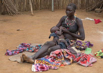 Una madre de la tribu larim amamantando a su hijo, en Imatong, Sudán del Sur.