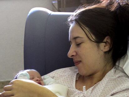 Adriana Cuenca Alamillo, entre los brazos de su madre Irene.