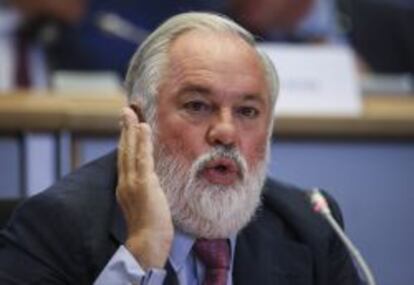 El candidato a comisario europeo de Acción Climática y Energía, Miguel Arias Cañete, ayer durante la comisión parlamentaria de idoneidad para el cargo celebrado en el Parlamento Europeo en Bruselas.
