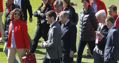 El portero del Real Madrid Iker Casillas, el presidente del club blanco, Florentino Pérez, y el exdelantero también madridista y actual director de Relaciones Institucionales de la entidad, Emilio Butragueño, han sido los anfitriones del COIE en el Santiago Bernabéu, donde se disputarían las finales de fútbol en el caso de que Madrid obtenga la sede de los Juegos.