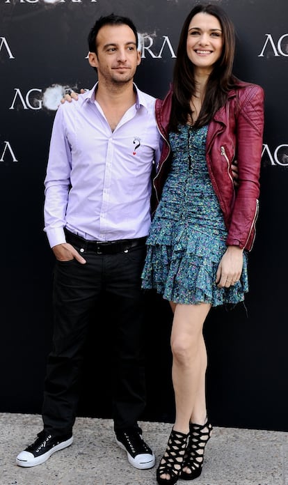 Con Alejandro Amenábar cuando promocionaban Ágora. Rachel lleva vestido y chaqueta de cuero de Marc Jacobs.