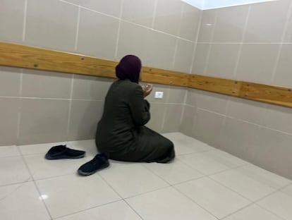 Una mujer reza en el suelo del pasillo del hospital por la vida
de un familiar ingresado en la UCI. Entre los gritos, lágrimas y desmayos de los parientes, se escuchan oraciones en los pasillos por los heridos y, en la morgue, por los fallecidos. (Jan Yunis, 1 de junio de 2025).