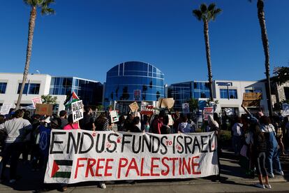 Manifestantes propalestinos reclaman el fin del envío de armamento a Israel, el 9 de noviembre ante la sede de Northrop Grumman, en San Diego (California).