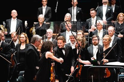 Klaus Mäkelä greets guest concertmaster Sarah Christian at the end of the concert on April 25 at the Konserthus in Oslo.