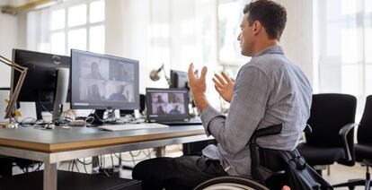 El teletrabajo favorece la inclusión de las personas con discapacidad.