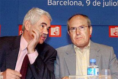 El presidente de la Generalitat, Pasqual Maragall, a la izquierda, y el líder del PSC, José Montilla, ayer en Barcelona.