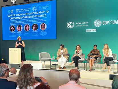 Mariana Mazzucato y Cecilia Nicolini, durante el panel 'From a Financing gap to outcomes -oriented finance' en la COP28 en Dubai (EAU), 4 de diciembre de 2023.
