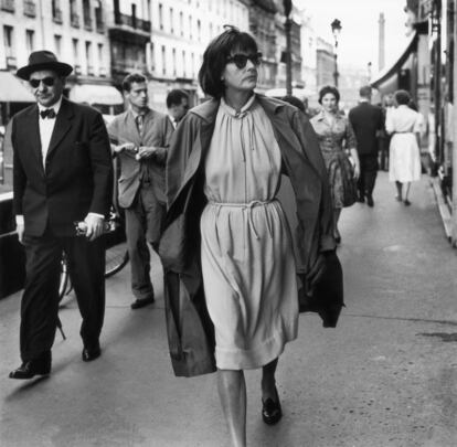 Greta Garbo paseaba por París en 1958 con las gafas de sol que la protegían del mundo.