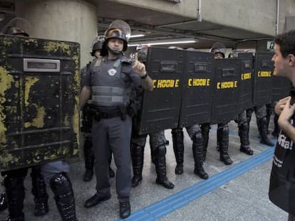 Manifestante e a Polícia Militar na estação Ana Rosa.