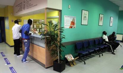 Inmigrantes en un centro de salud de Bilbao.