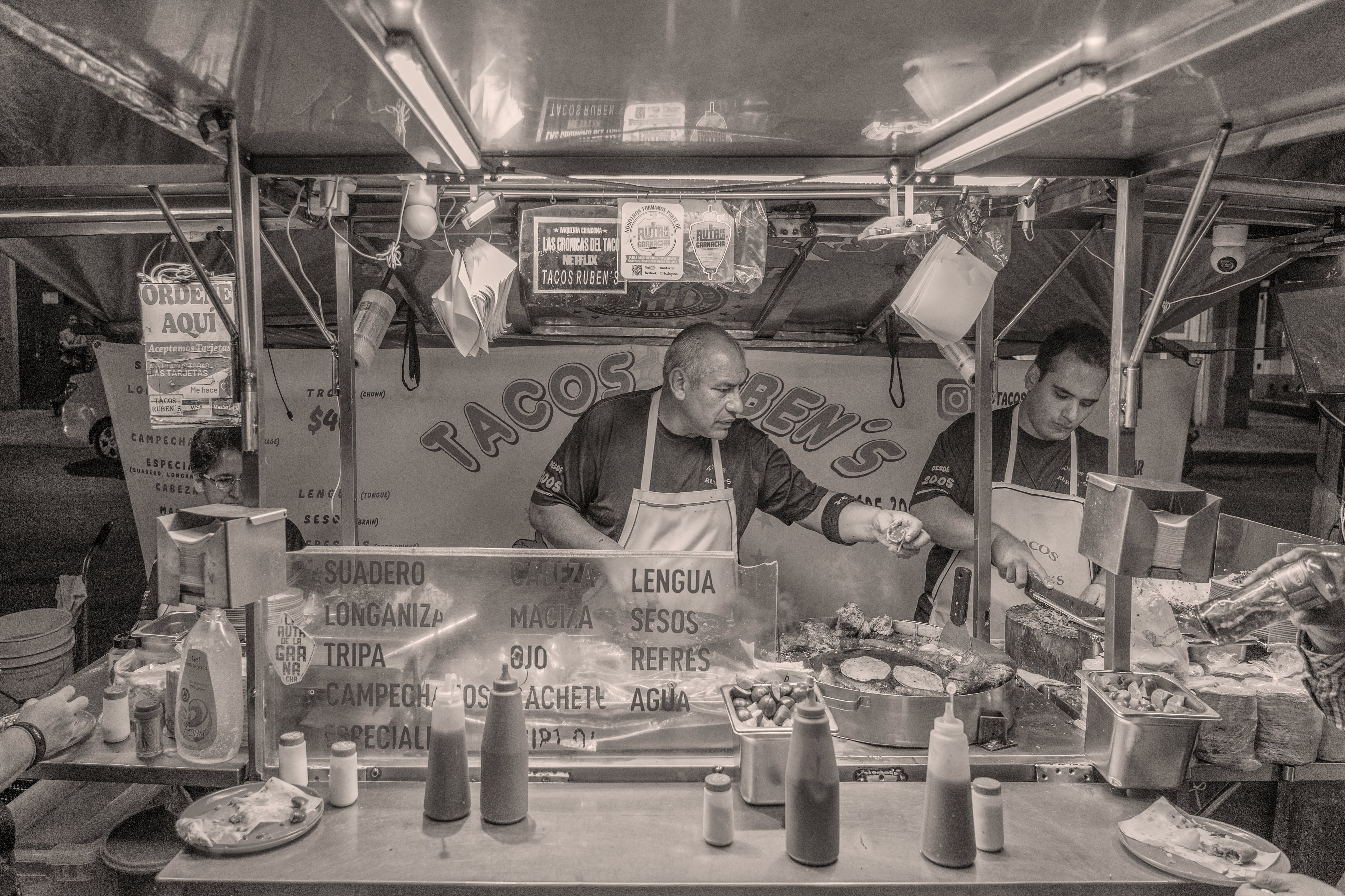 Ruben Orozco atiende el negocio familiar Tacos Ruben’s en la Escandón (Ciudad de México).