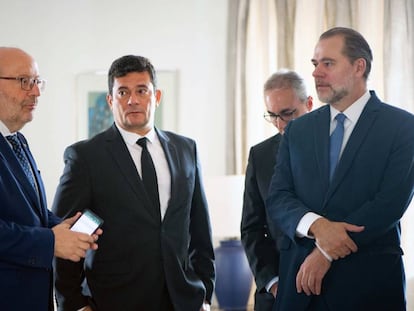 El ministro Moro, flanqueado por presidente del Supremo (derecha) y el embajador español este viernes en Brasilia.