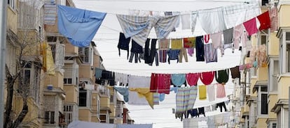 Ropa tendida en una barriada de Sevilla.