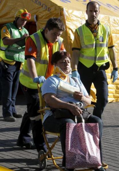 Una mujer es atendida por personal médico en el operativo montado por el SAMUR en las inmediaciones de la estación de Aluche