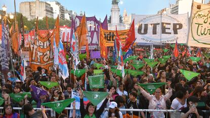 Miles de mujeres y decenas de colectivos feministas marchan en Buenos Aires (Argentina), este jueves.