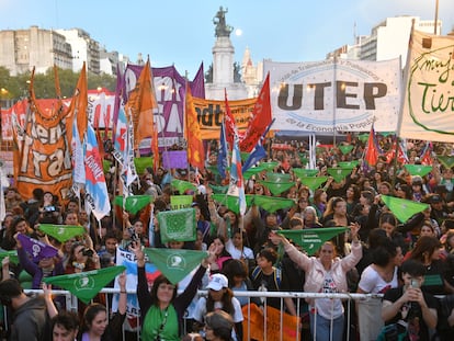 Miles de mujeres y decenas de colectivos feministas marchan en Buenos Aires (Argentina), este jueves.