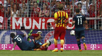 Mario Mandzukic marca ante Oier, portero suplente del Barcelona, el segundo gol del cuadro alemán.