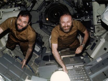 William R. Pogue (izquierda) y Gerald P. Carr dentro de la estación espacial Skylab durante la misión Skylab 4.