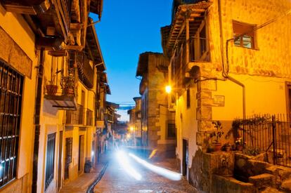 Son características sus callejas estrechas y empedradas, recorridas por sus regaderas (que son canales de agua de nieve, como en la foto). En Candelario, muy bien conservada, escalonada en la ladera de la sierra del mismo nombre, las calles principales están trazadas en el sentido de la pendiente, mientras que las secundarias se abren en transversal. www.candelario.es